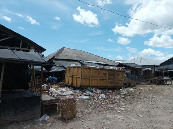 Pedagang Keluhkan Pembuangan Sampah Berserakan di Jalan pasar Sarinogko