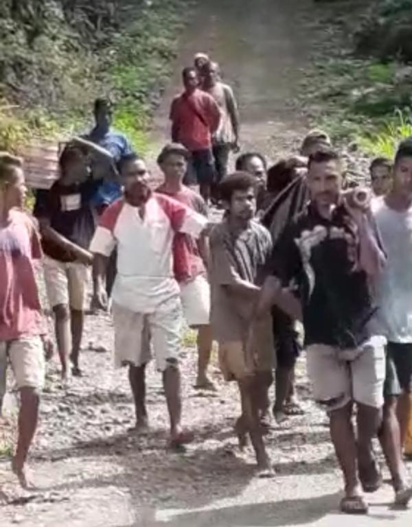 Viral! Video Ibu Hamil di Sikka Ditandu 9 KM menuju Puskesmas