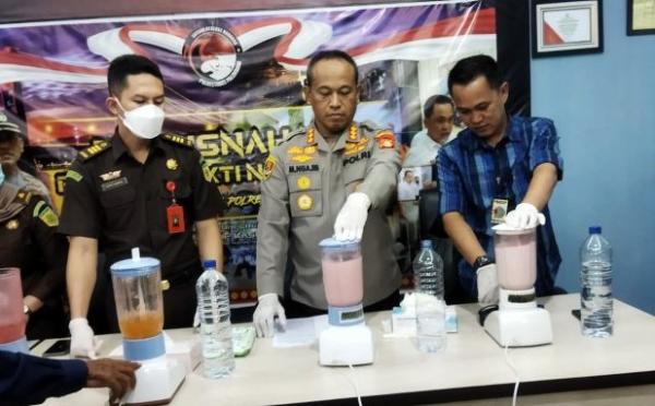 Barang Bukti Narkoba Jenis Sabu dan Ekstasi Diblender Polrestabes Palembang