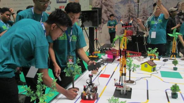 Pelajar Madrasah Ikuti Kompetisi Robot, Hadiah Ratusan Juta Rupiah