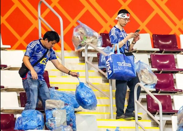 Tumbangkan Raksasa Jerman, Fans Jepang Pilih Sampah Ketimbang Pesta