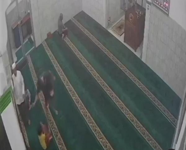 Tak Terima  Anaknya Dibully, Seorang Ayah Aniaya Teman Anaknya yang Masih Kecil di Dalam Masjid