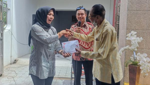 Muresko Beri Penghargaan Seorang Pensiunan Guru di Sukoharjo, Kreatif Menulis di Masa Tua