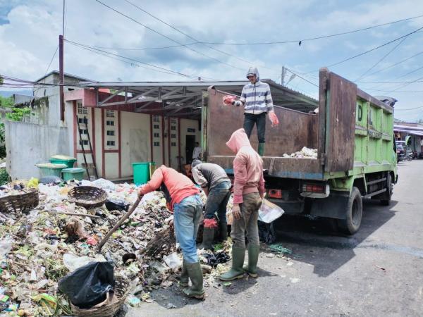 Tanggapi Keluhan Warga, Tumpukan Sampah di Pasar Cibatu Akhirnya Diangkut