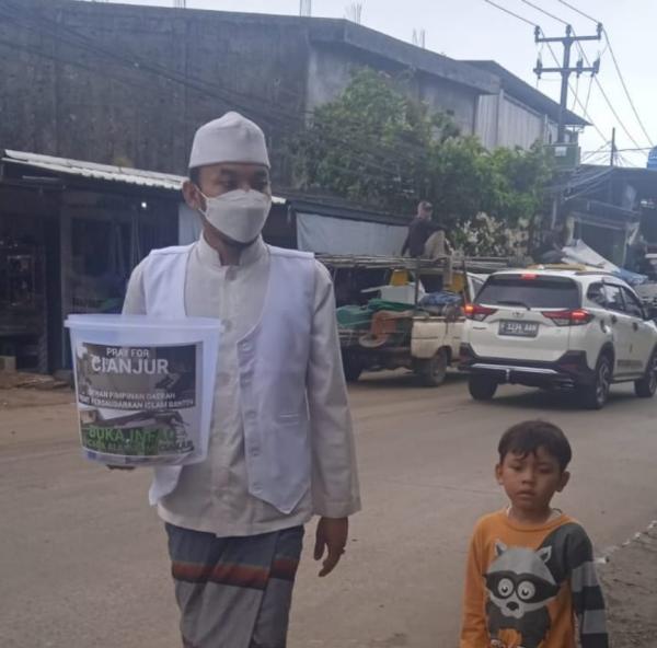 Viral! Seorang Kiai Muda Asal Malingping Bawa Anaknya, Saat Lakukan Donasi Korban Gempa Cianjur