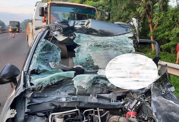 Daihatsu Xenia Seruduk Tronton di Ruas Tol Cipularang, 1 Orang Tewas 2 Luka-luka