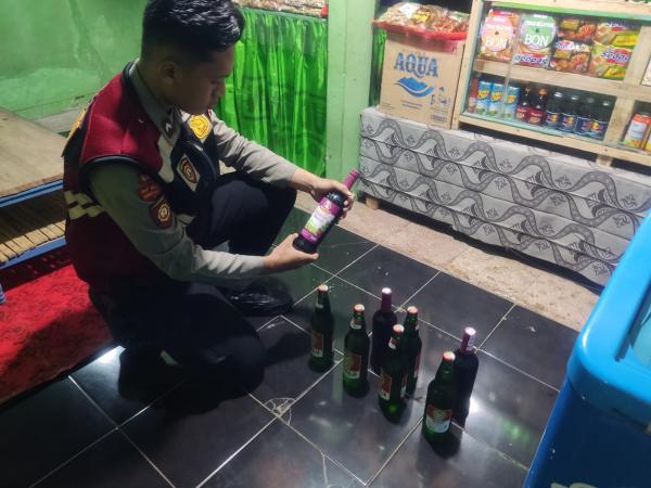 Polres Probolinggo Sita Ratusan Botol Miras Dari Sebuah Warung Kopi Remang-remang