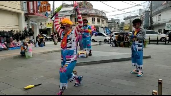 Komunitas Badut Tasikmalaya Atraksi dan Sulap di Pedestrian Cihideung Galang Dana untuk Korban Gempa