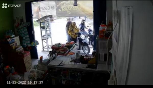 Pelaku Begal Payudara Terekam CCTV Saat Beraksi di Depan Toko di Pangkalan Bun
