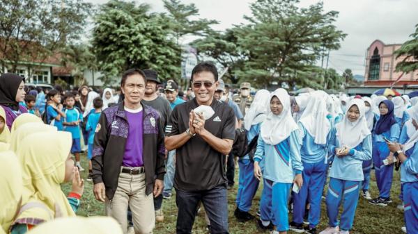 Jalan Sehat HUT PGRI ke-77, Herdiat: Kinerja Guru Harus Lebih Baik Lagi
