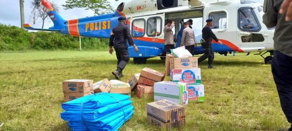 Gunakan Helikopter, Polri Berikan Bantuan Kebutuhan Pokok ke Tempat Terisolir Korban Gempa Cianjur