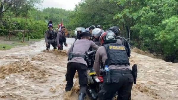 Nekat Terobos Banjir Saat Patroli, Kapolres TTU Pastikan Pelanggaran Hukum di Batas Berkurang