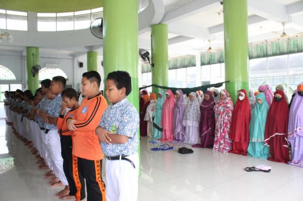Ratusan Pelajar SD Muhammadiyah Palur Gelar Shalat Gaib untuk Korban Bencana Cianjur