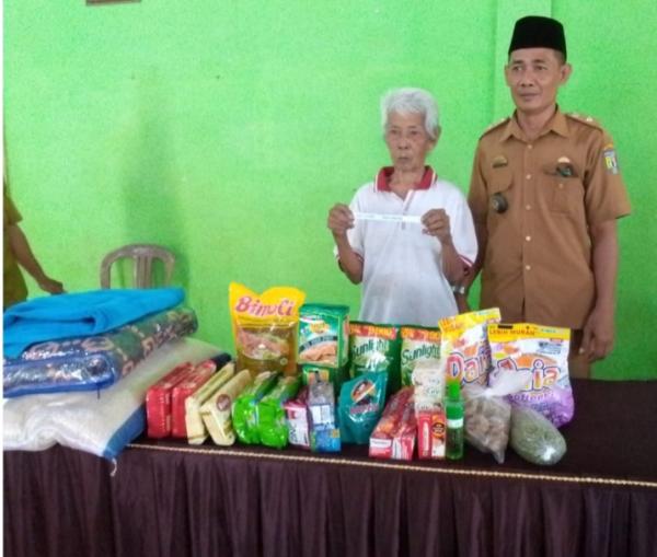 Dinsos Pringsewu Salurkan Bantuan Sembako komplit  24 Lansia Terverifikasi di Pekon Mataram