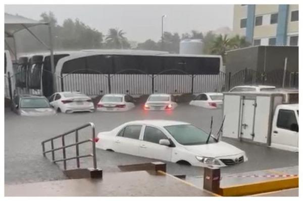 Arab Saudi Dikepung Banjir, Sekolah hingga Bandara di Jeddah Ditutup