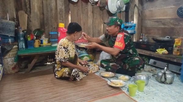 Kopda Syahril Suapin Warga Saat Program Babinsa Masuk Dapur