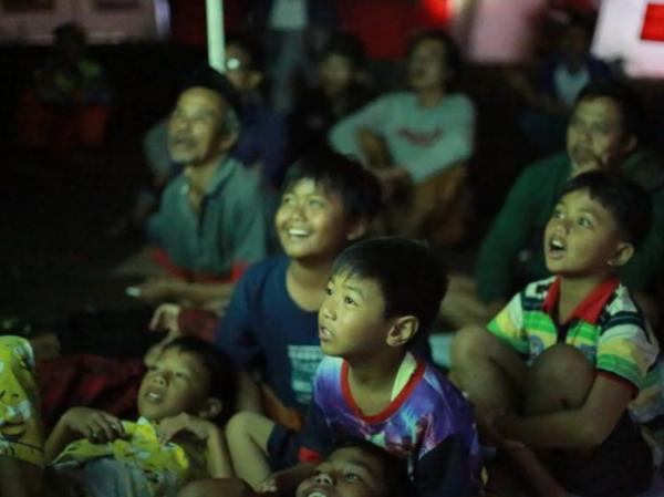 Masya Allah! Ada Senyum Lepas Pengungsi Gempa Cianjur saat Nobar Piala Dunia