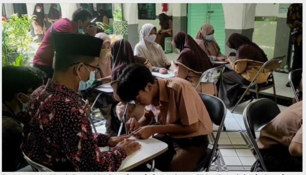 Puluhan Siswa SMA di Surabaya Potong Kuku Gurunya Sebagai Penghormatan di Hari Guru