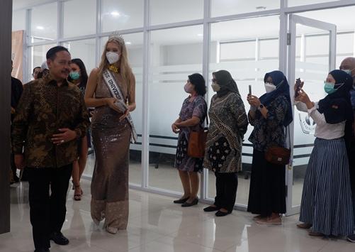 Miss Universe Swiss Kagumi Program Medical Tourism RSUD Iskak Tulungagung