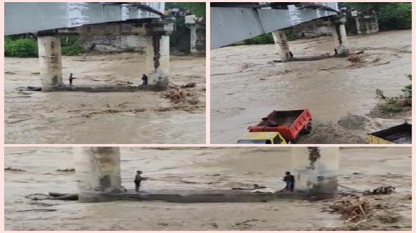 Bikin Merinding, 2 Pria Pasrah Terjebak Banjir Bertahan di Jembatan