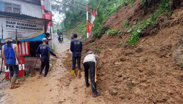 Diguyur Hujan Deras, Pohon Tumbang dan Tanah Longsor Menutup Jalan di Banjarwangi Garut