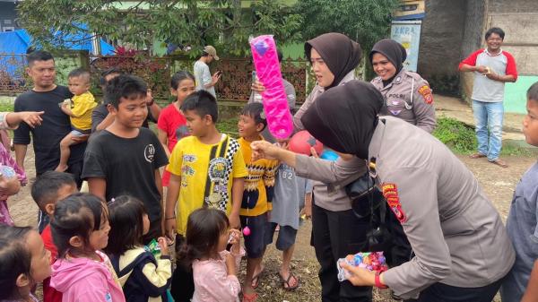 Personel Polres Tasikmalaya Kota Berikan Trauma Healing dan Serahkan Bantuan ke Korban Gempa Cianjur