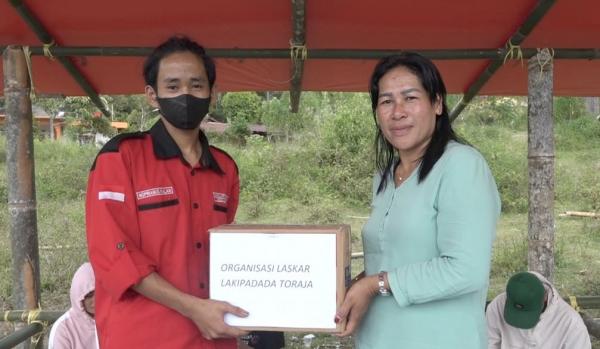 Peduli Sesama, Laskar Lakipadada Bantu Korban Kebakaran di Mengkendek Tana Toraja