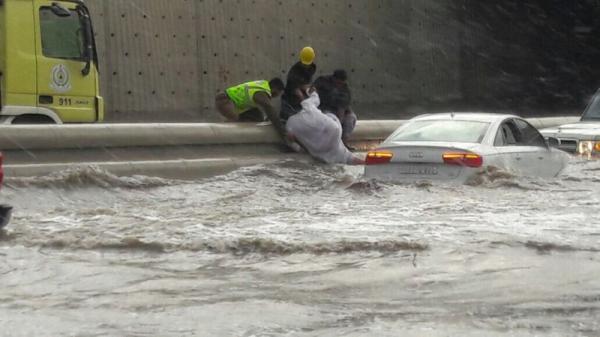 Jeddah Diterjang Banjir Bandang Hebat Timbulkan Korban Jiwa
