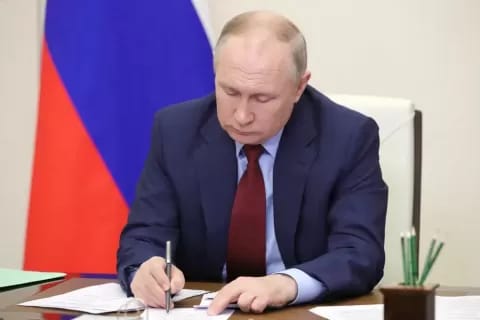 Putin Jatuhkan Pena Saat Rapat, Videonya Viral Ditonton 1 Juta Kali