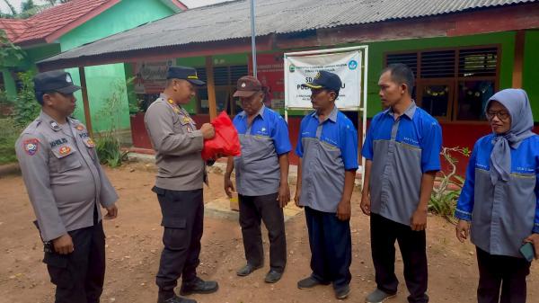 Peringati Hari Guru, Polsek Penengahan Sambangi Guru di Pulau Harimau Lampung Selatan