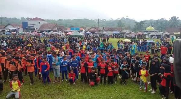 Ribuan Peserta Jalan Sehat Meriahkan Peringatan HUT ke-77 PGRI, HGN dan HKN di Kecamatan Sadananya