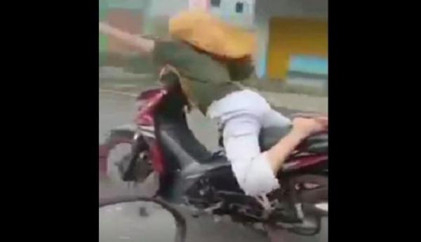 Viral Emak-Emak Bawa Motor Ugal-ugalan di Jalan, Netizen: Biar Malaikat Maut Menjemput
