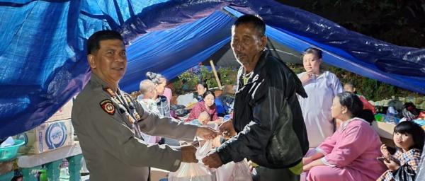 Kapolsek Cidaun, Berikan Bantuan Makanan Siap Saji Untuk Pengungsi