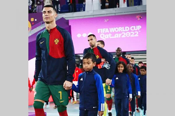 Cristiano Ronaldo Gandeng Anak Indonesia Saat Pertandingan Portugal lawan Ghana