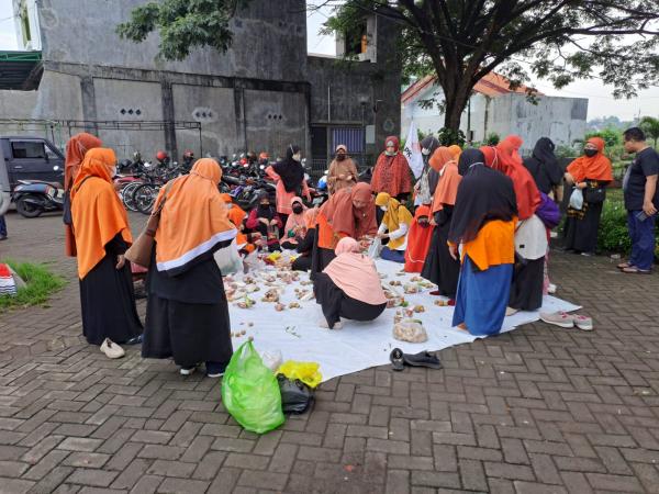 Partai Keadilan Sejahtera Kota Probolinggo Turun Gunung, Lewat Aksi Bagi-Bagi Sayuran
