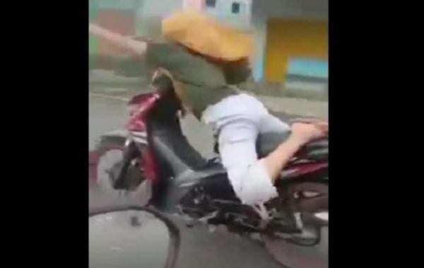Rekaman Video Emak-emak Berjilbab Naik Motor Ugal-ugalan Viral, Netizen: Biar Apa Mak?