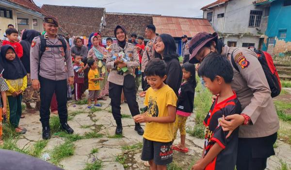 Polwan dan Tim Konselor Polres Tasikmalaya Berikan Trauma Healing Anak-anak Korban Gempa Cianjur