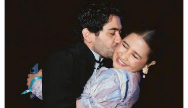 Ciuman Mesra Prilly Latuconsina dan Reza Rahadian Bikin Heboh Media Sosial
