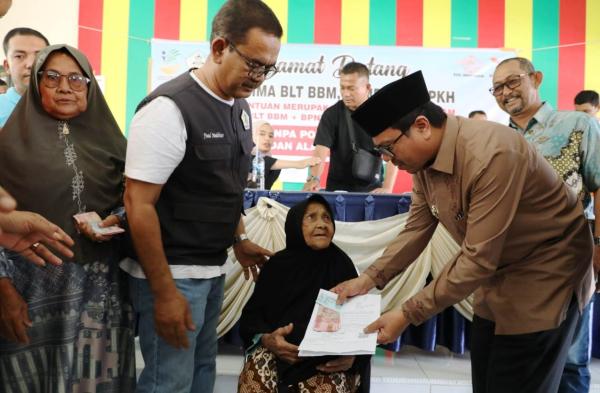 Pj Bupati Aceh Utara Serahkan Bansos Secara Simbolis Kepada Warga
