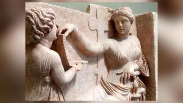 Wow, ada Patung Yunani Kuno Pegang Laptop dengan Port USB Jadi Perdebatan