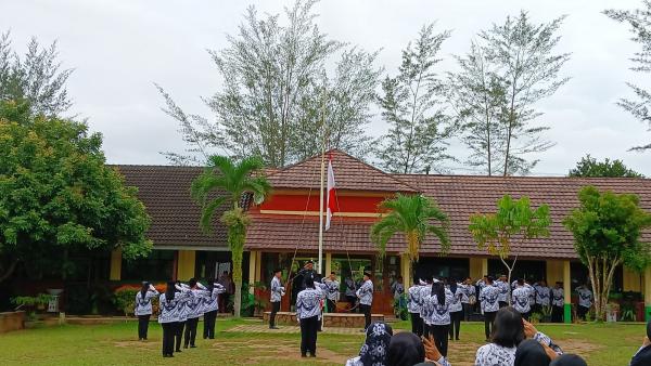 Diiringi Rintik Hujan, Upacara Bendera Hari Guru Nasional di Merawang Tetap Hikmad