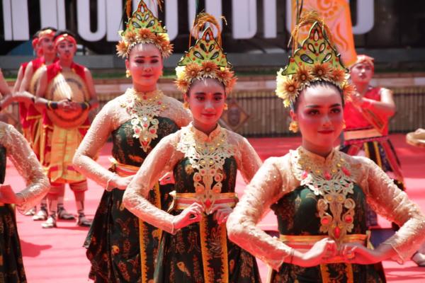 Ribuan Penari dari Berbagai Provinsi Ikuti Pagelaran Situbondo Ethnic Festival