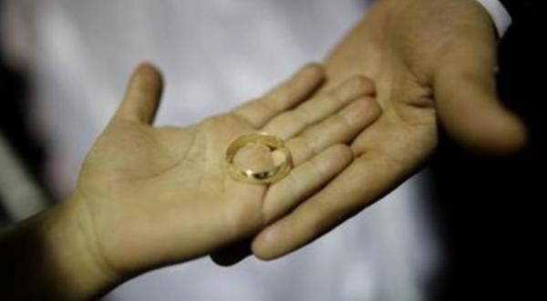 Sadis,  Suami Ini Ceraikan Istri Tepat di Hari Pernikahan Anak Mereka
