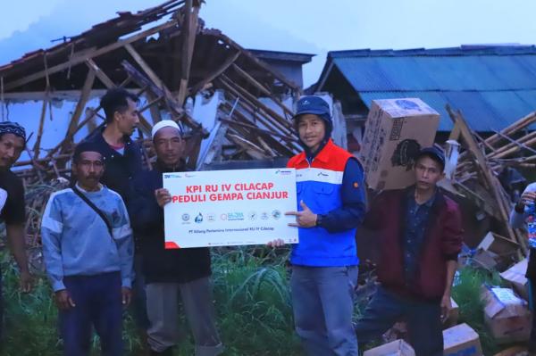 Relawan Kilang Cilacap Turun ke Lokasi Serahkan Bantuan kepada Korban Gempa Cianjur