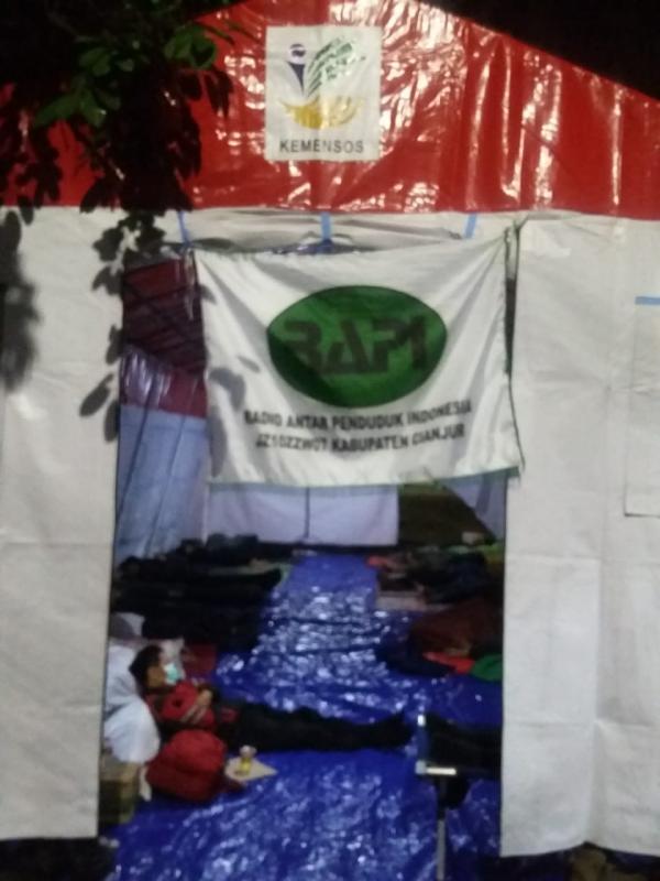 Relawan Kumpulkan Energi, Tidur Beralas Terpal Plastik di Tenda Merah Putih Kemensos RI