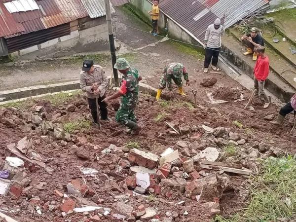 Kompak, Polri dan TNI bersama Warga Kerja Bakti Bersihkan Material Longsor di Desa Wonosido