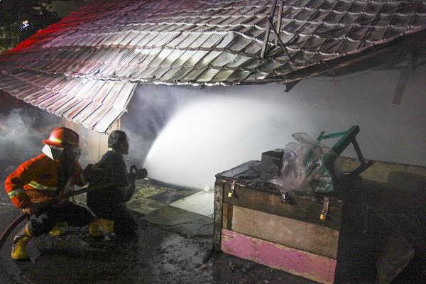 Puluhan Lapak Pedagang Pasar Cinde Terbakar