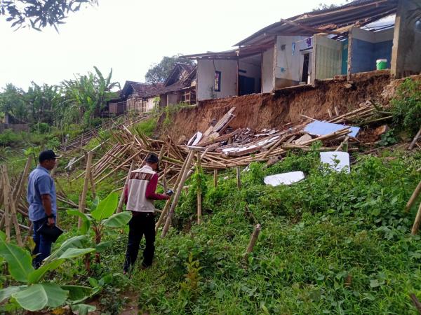 Terkikis Air Sungai Ciliman, Rumah Warga di Desa Bojong Manik Pandeglang Roboh!