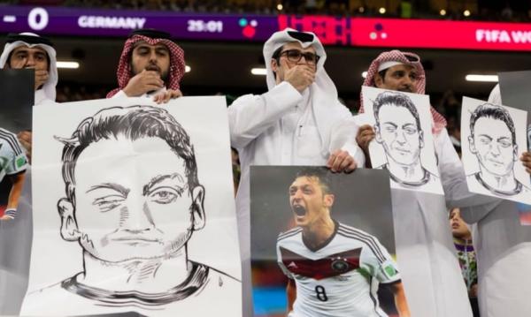 Sindir Jerman! Warga Qatar Bentangkan Poster Ozil Sambil Tutup Mulut