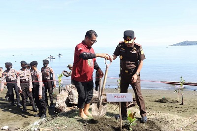 Sukseskan Program Pemprov, Kajati Sulbar Ikut Tanam Mangrove 